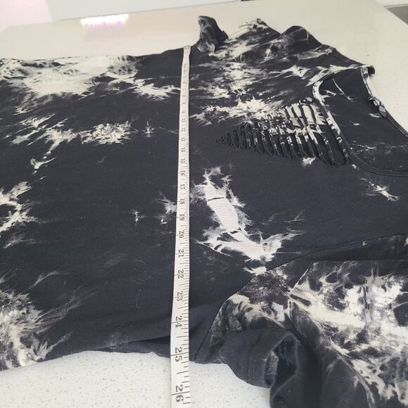 Bloomchic Distressed Neckline Cutout Tie-Dye T-Shirt 22 Plus - Picture 8 of 9